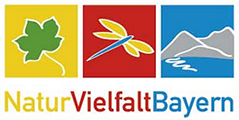 Logo des Auftritts Naturvielfalt Bayern; Das Logo zeigt in farbigen Flächen ein Blatt, eine Libelle und Berge; Link führt zu Startseite des Angebots Naturvielfalt Bayern