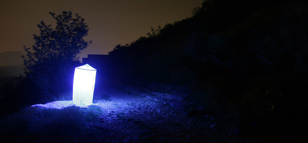 Das Bild zeigt eine Insektenfalle bei Nacht